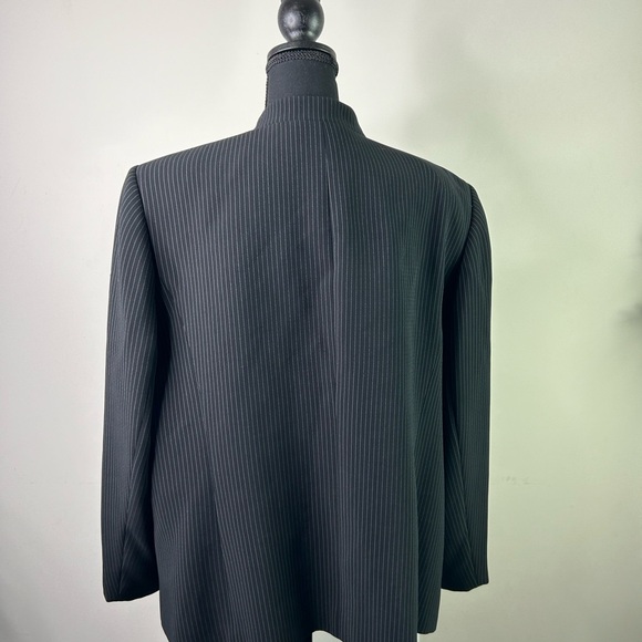 Classic Black Office Tahari Pinstripe Peak Pant Suit sz 18 - Picture 4 of 5
